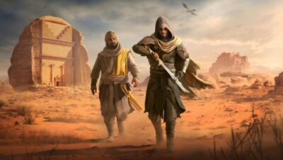 Dos personajes de Assassin's Creed Mirage caminando en un desierto con ruinas al fondo