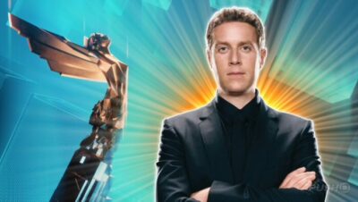 Presentador de los Game Awards junto a la estatuilla del evento