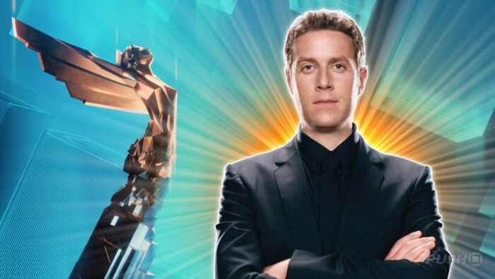 Presentador de los Game Awards junto a la estatuilla del evento