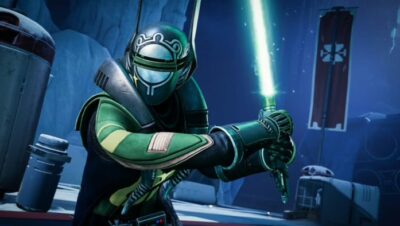 Personaje de Destiny 2 sosteniendo una espada luminosa en un entorno futurista