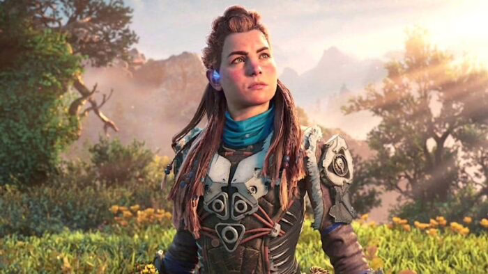 Aloy, protagonista de Horizon, en un entorno natural con armadura futurista