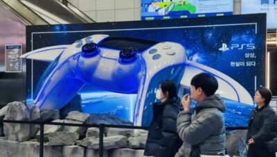 Instalación de PS5 con forma de DualSense en estación de tren de Seúl