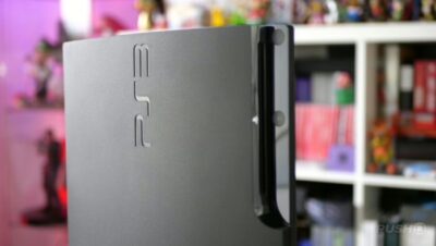 Consola PS3 en un entorno de juegos moderno con estantería de fondo