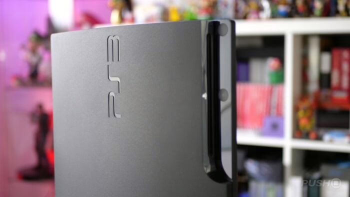 Consola PS3 en un entorno de juegos moderno con estantería de fondo