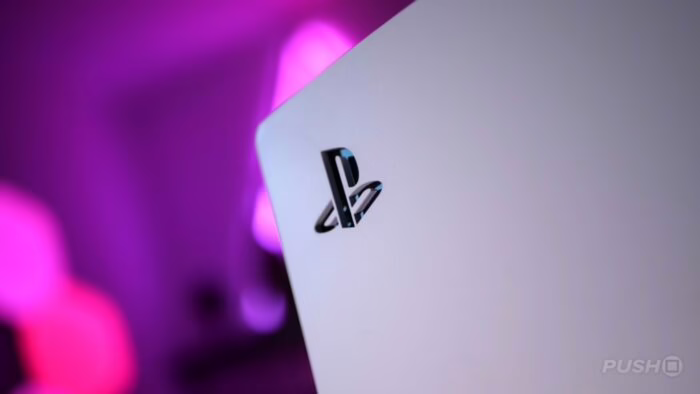 Logo de PlayStation 5 en primer plano con fondo morado difuminado