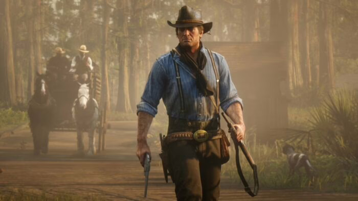 Personaje principal de Red Dead Redemption 2 caminando con pistola y caballo