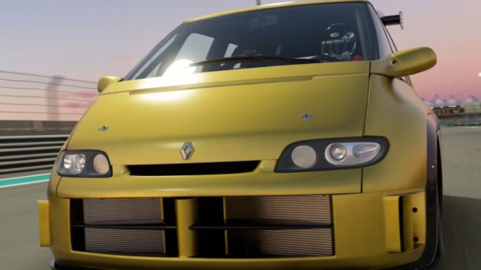 Renault Espace F1 en Gran Turismo 7 sobre pista de carreras