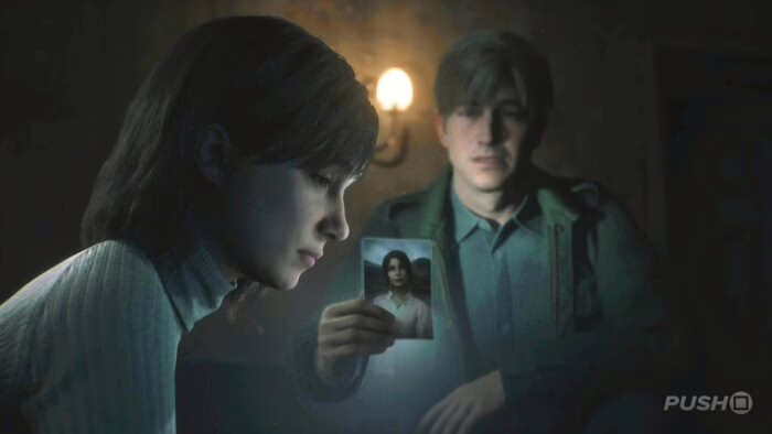 Dos personajes de Silent Hill 2 observan una fotografía en una habitación oscura.