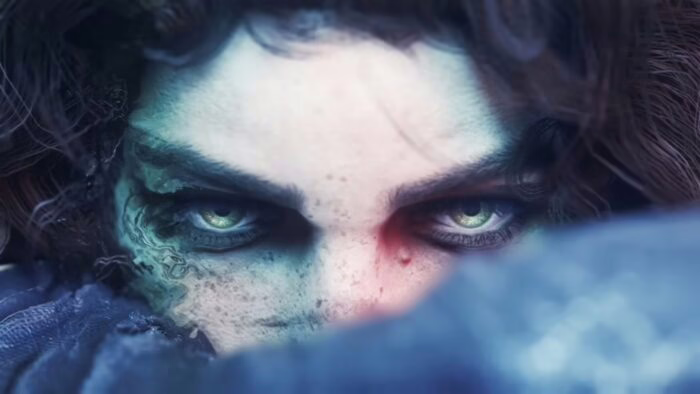 Primer plano de un personaje con ojos intensos y maquillaje oscuro