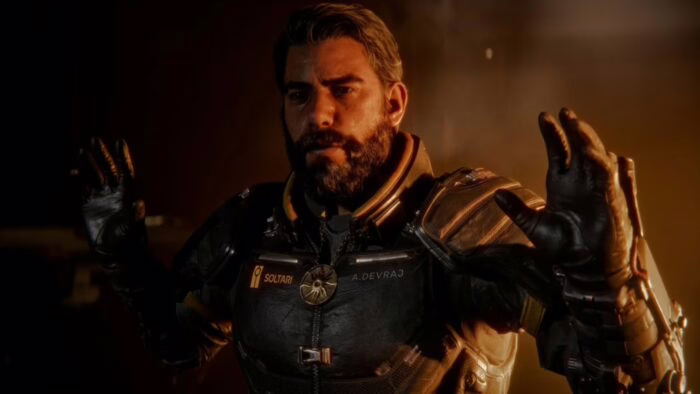 Arjun Devraj, protagonista de Saros, con traje espacial en ambiente oscuro