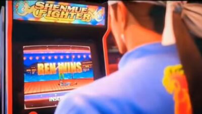 Persona jugando en una máquina arcade de Shenmue Fighter con pantalla de victoria de Ren