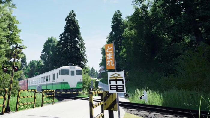 Tren japonés cruzando un paso a nivel rodeado de vegetación en Train Sim World 6
